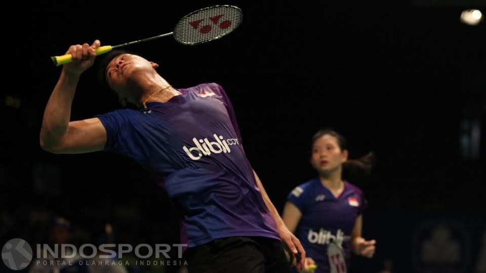 Ganda campuran Indonesia Praveen Jordan/Debby Susanto gagal mengembalikan kok ke arah ganda campuran China Lu Kai/Huang Yaqiong. Copyright: &copy; Herry Ibrahim/Indosport
